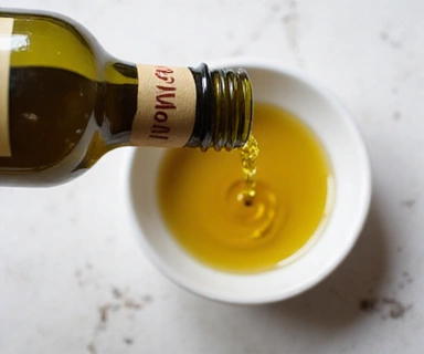 Olio Extra Vergine d'Oliva Oro Verde versato in una ciotola